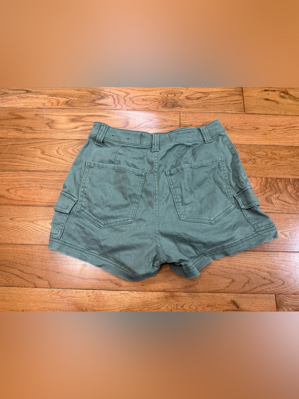 🖤Hollister High Rise Mom 3” Utility Cargo Shorts - Picture 2 of 5